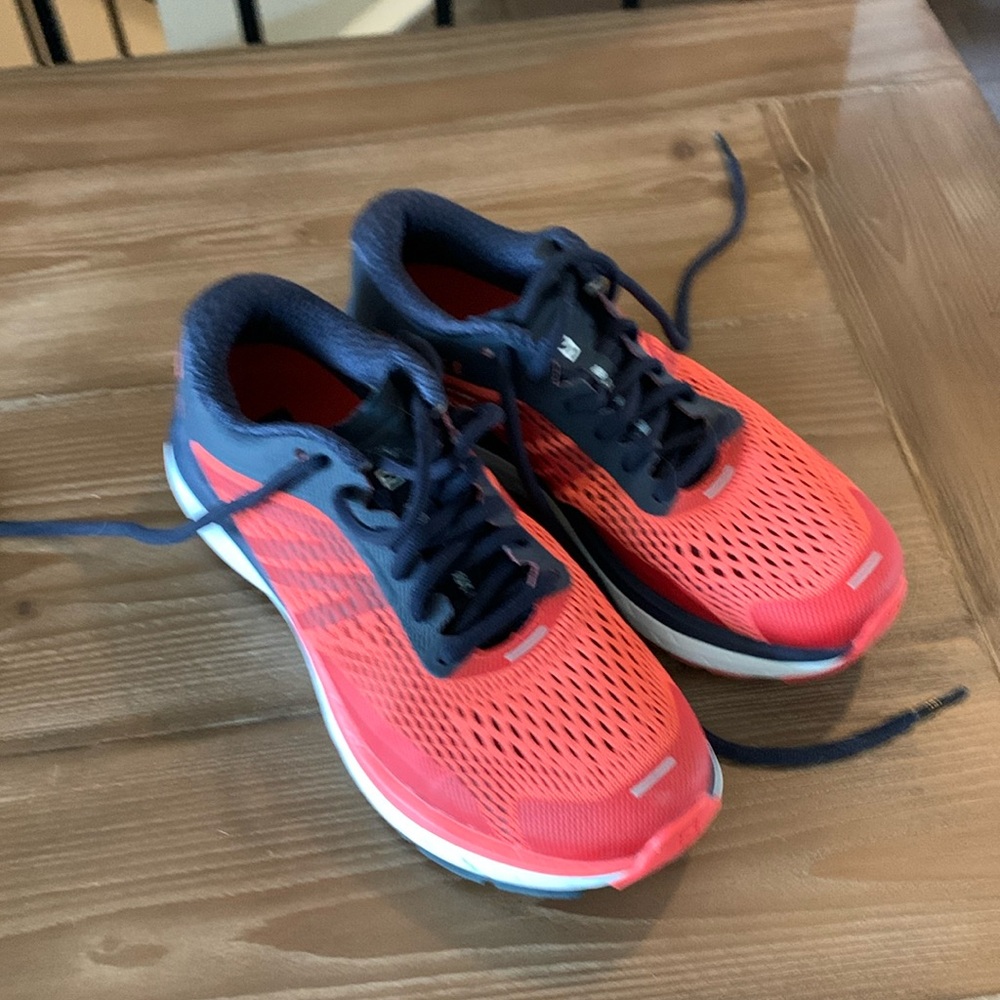 Like new Salomon Road Sneakers
